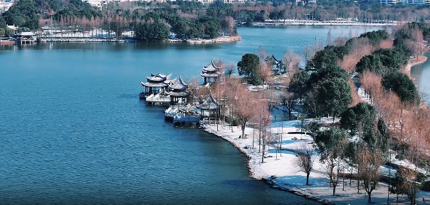 冬日写给临海的诗，落笔在灵湖上