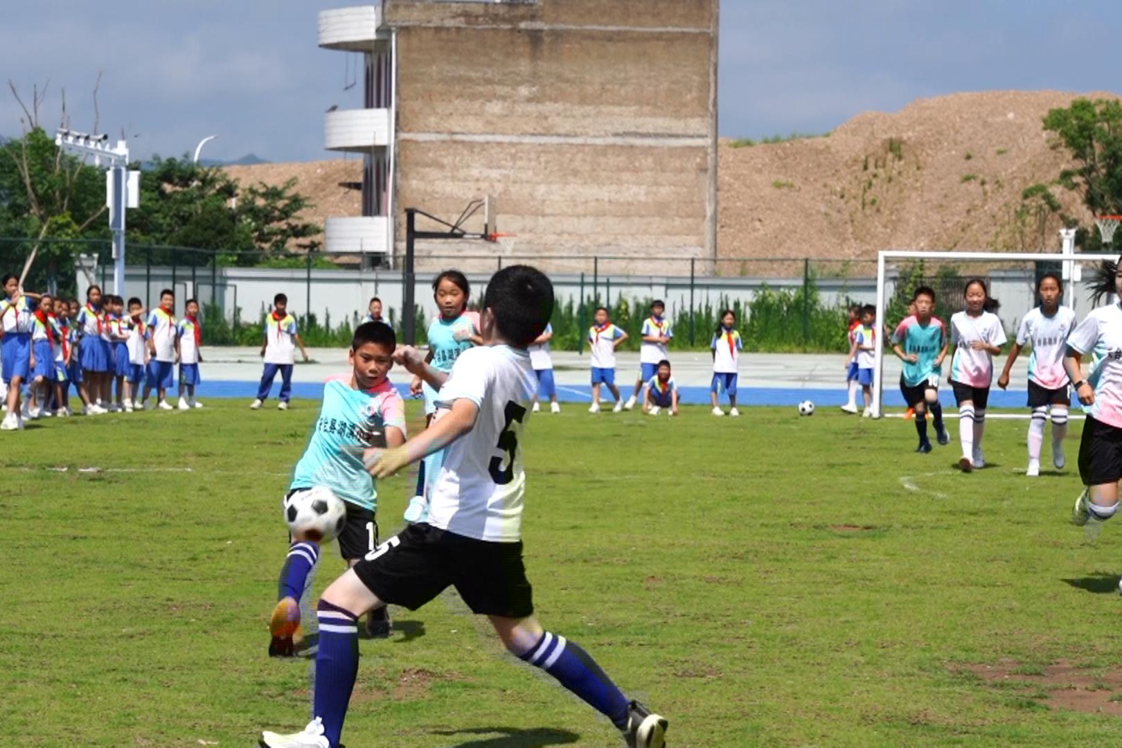 望潮屏说丨足球抓娃娃 快乐是起点