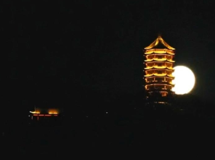 四小时守候 记录山海与红月的绝美邂逅