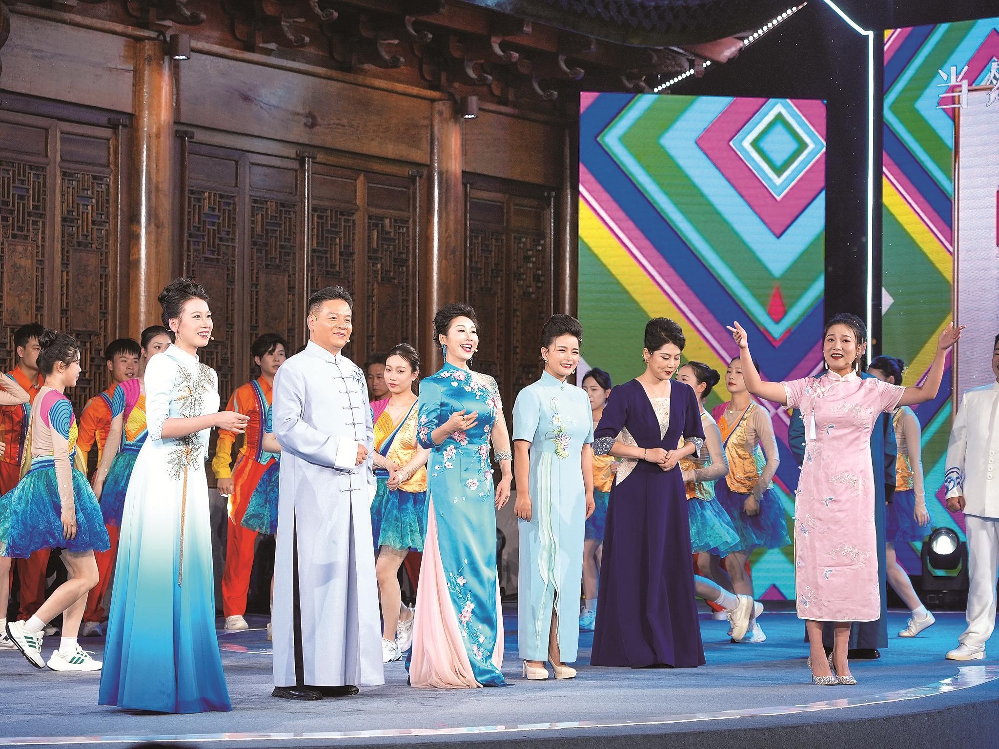 十里长街曲韵悠扬