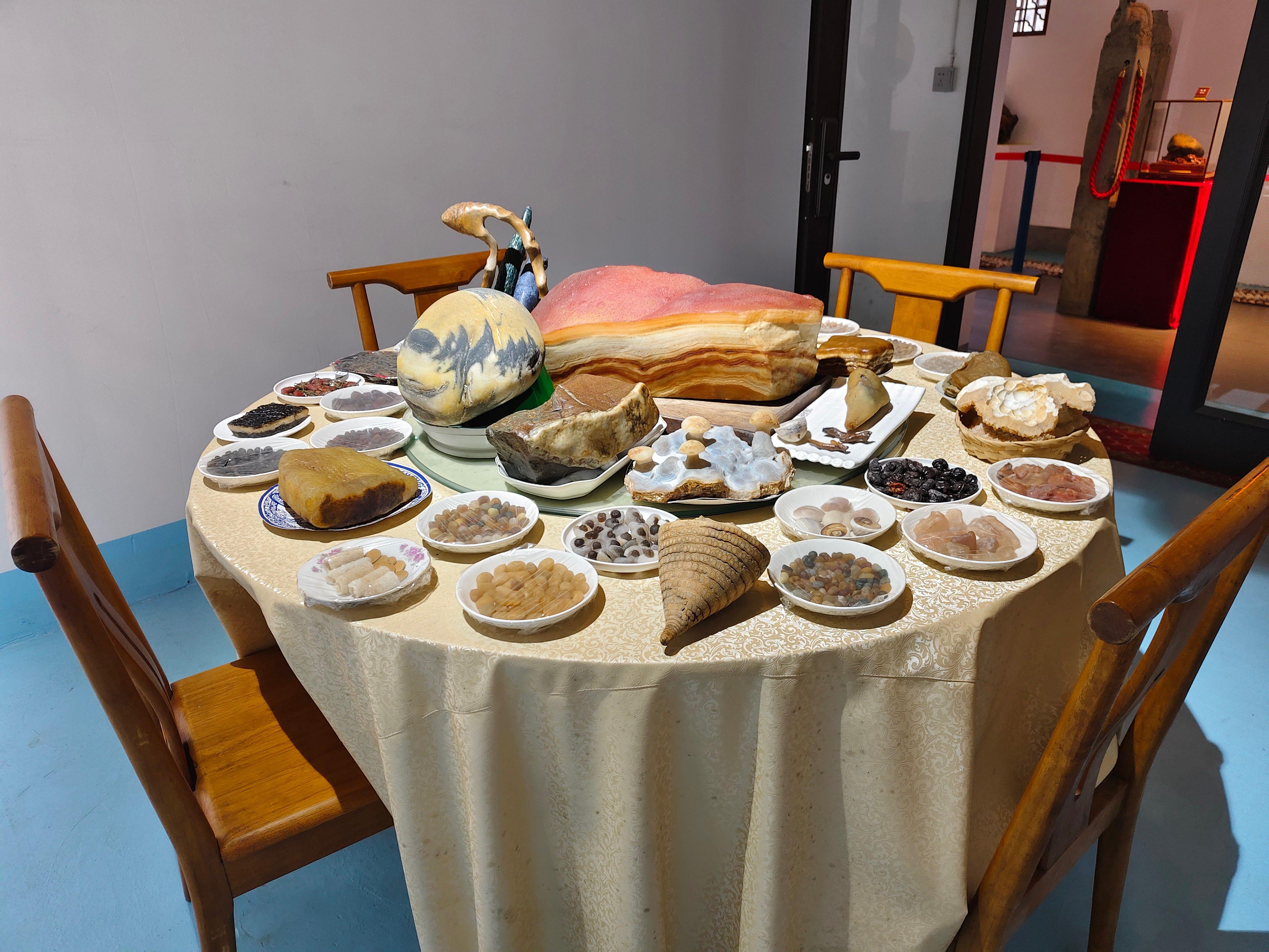  逐真奇石博物馆：石不语，人着迷